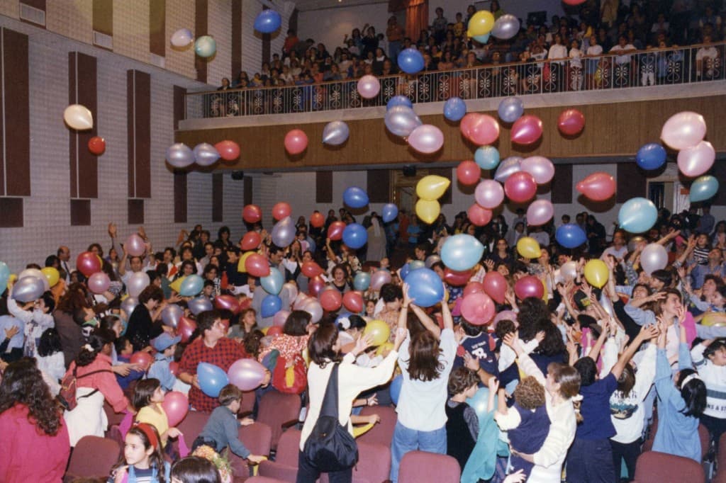 Children celebrating at a Mini Studio live event